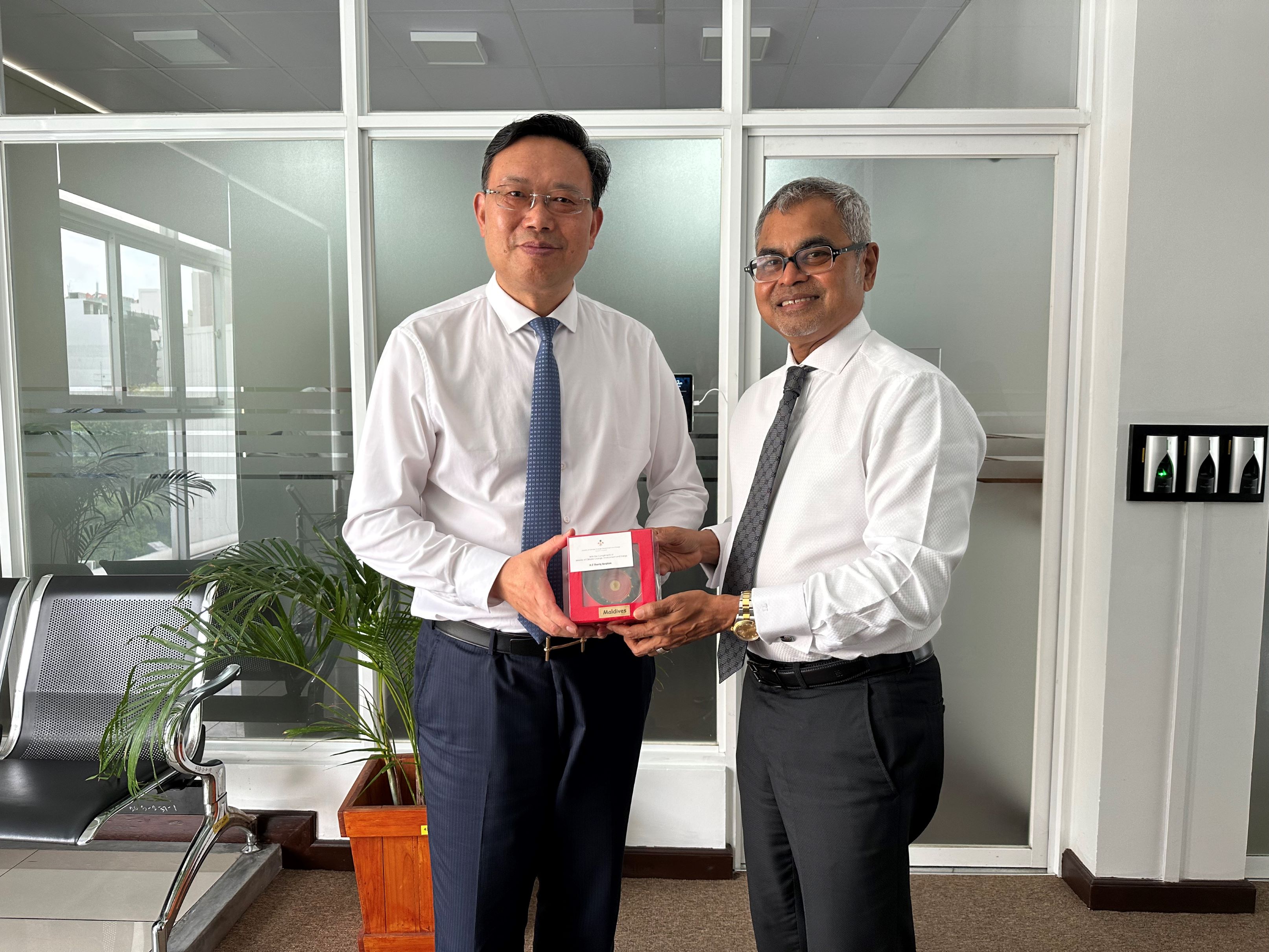 總裁曹德標(biāo)（左）與環(huán)境部長(zhǎng)易卜拉欣（右）-s