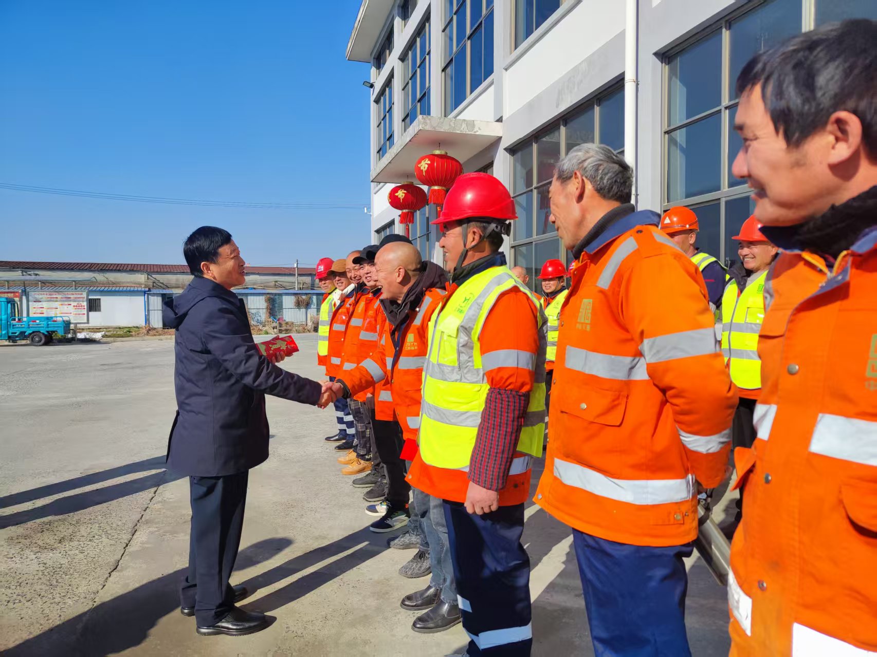 總經(jīng)理?xiàng)罱ㄣy帶領(lǐng)總經(jīng)辦走訪慰問一線環(huán)衛(wèi)工人