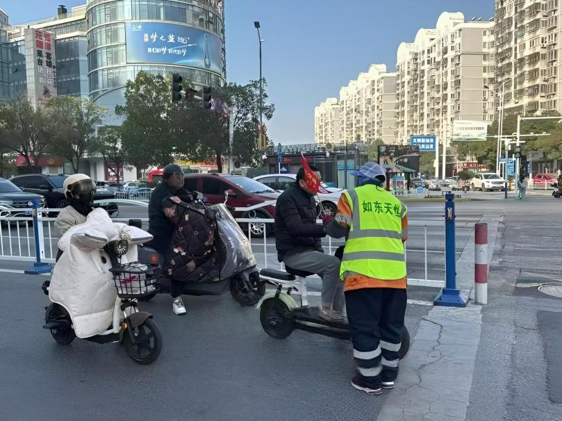 協(xié)助交警做好文明禮讓引導工作