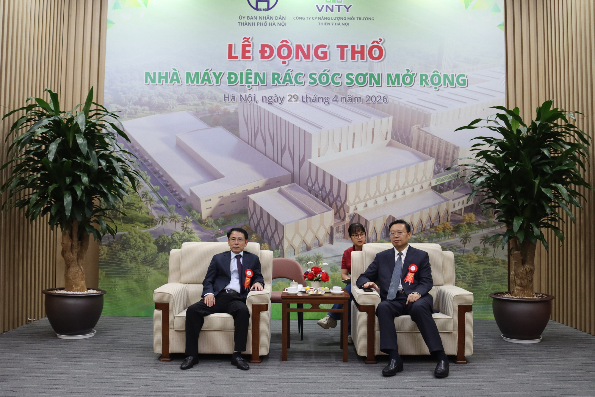 越南黨中央委員、河內(nèi)市委常務(wù)副書記阮仲東與總裁曹德標(biāo)交流s