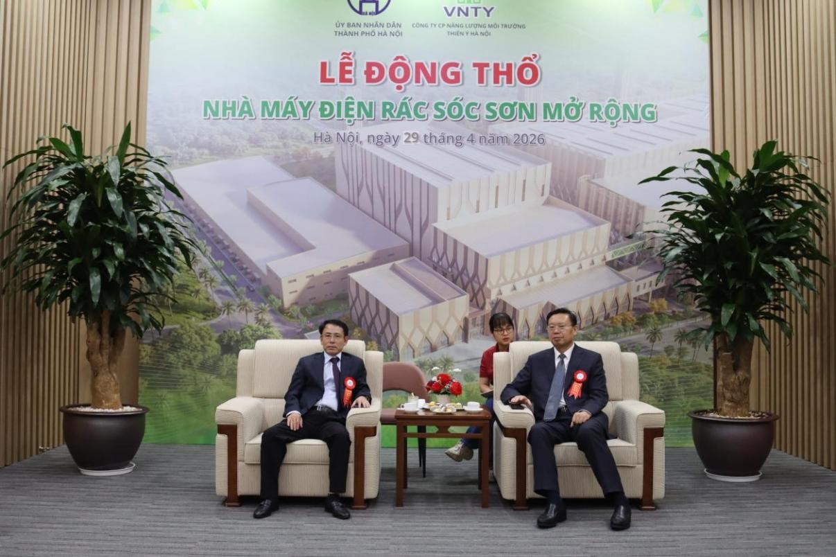 越南黨中央委員、河內(nèi)市委常務(wù)副書記阮仲東與總裁曹德標(biāo)交流